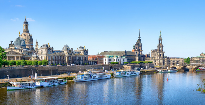 Altstadtkulisse von Dresden mit Elbe im Vordergrund