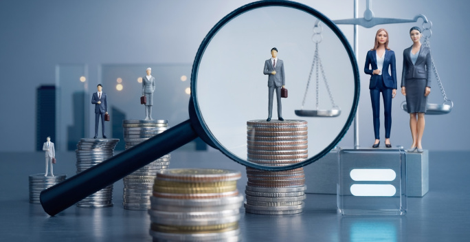 Miniatur-Geschäftspersonen stehen auf Münzstapeln, während eine Lupe und eine Waage mit zwei Frauenfiguren die Untersuchung von Gehaltsunterschieden und Gleichberechtigung symbolisieren.