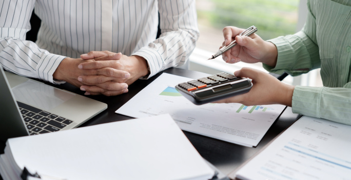 Eine Person erklärt einer weiteren Person das Förderrecht.