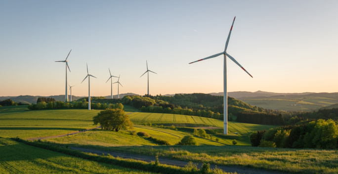 Mehrere Windkraftanlagen stehen auf dem Feld. Zweiseitige CfDs könnten im EEG 2027 relevant werden.