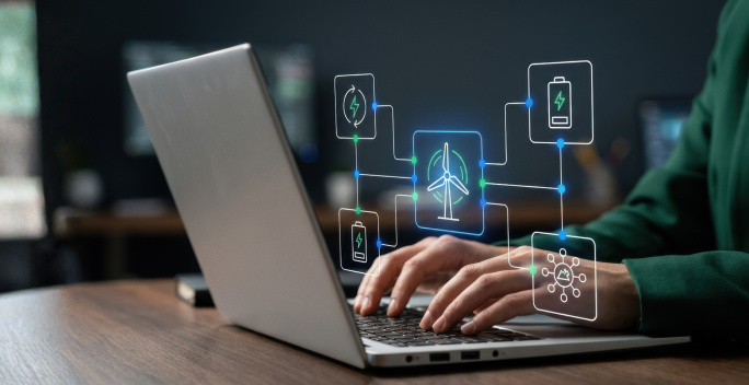 Auf einem Laptop sind mehrere Symbole abgebildet. Sie stellen die Digitalisierung von Windenergie und Erneuerbaren Energien dar.