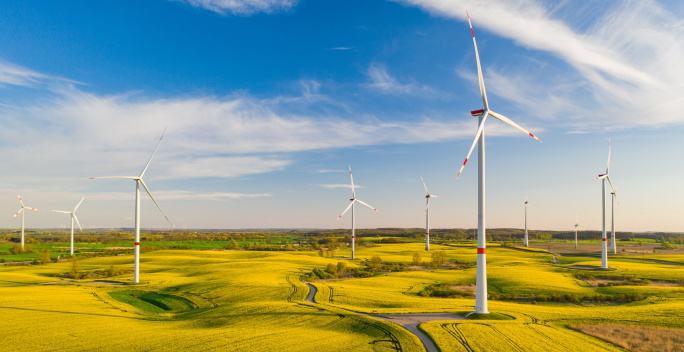 Mehrere Windräder stehen auf einem Beschleunigungsgebiet. Sie profitieren von Verfahrenserleichterungen im Repowering.