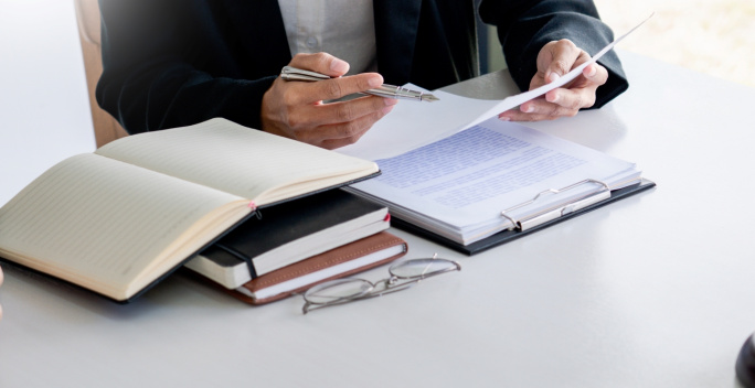 Ein Anwalt erklärt rechtliche Inhalte zum EnWG.