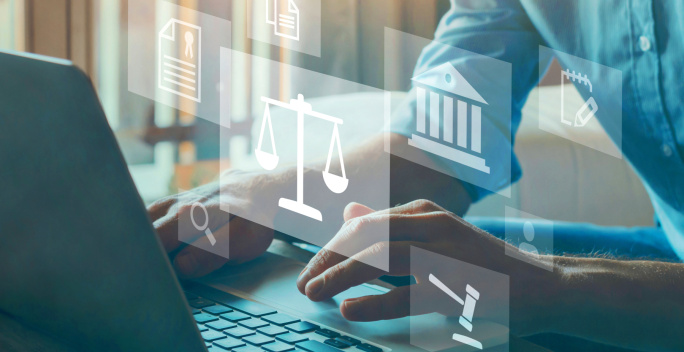 Das Bild zeigt eine Person, die auf einem Laptop tippt, während digitale Symbole wie eine Waage und ein Gerichtsgebäude juristische Themen darstellen. Es illustriert die Bedeutung von Rechtsurteilen in Europa.