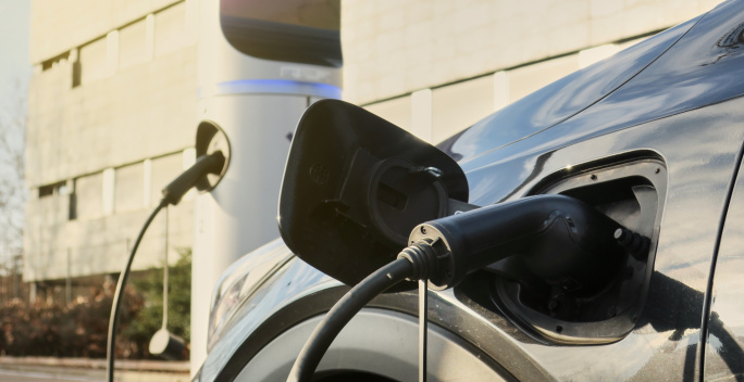 Ein E-Auto lädt an einer Ladestation.