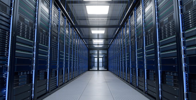 Auf der linken und rechten Seite stehen Serverschränke eines Rechenzentrums.