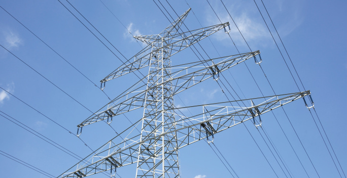 Ein Strommast überträgt elektrische Energie.