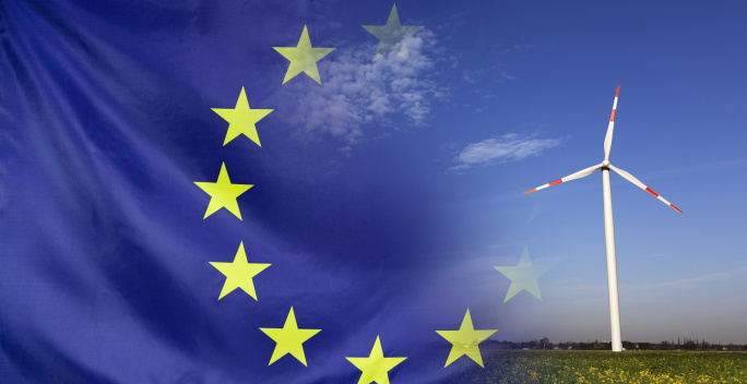 Fotocollage aus Europaflagge und Landschaft mit einem Windrad