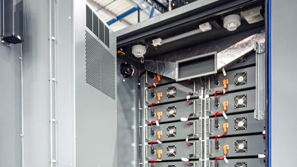 Netzentlaster: Grid Booster als Netzspeicher stabilisieren das Stromnetz, erlauben seine bessere Auslastung und senken zudem die Kosten für Redispatch-Maßnahmen.