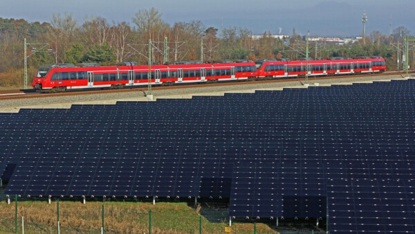 Photovoltaik-Anlage an einer Bahnstrecke.