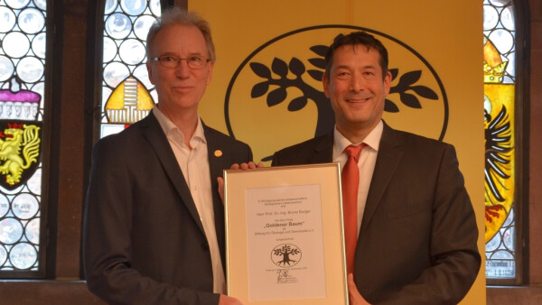 Prof. Bruno Burger nahm den Preis aus den Händen von Markus Hollemann, Vorsitzender der Stiftung für Ökologie und Demokratie e.V., entgegen.