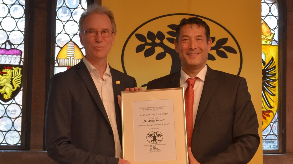 Prof. Bruno Burger nahm den Preis aus den Händen von Markus Hollemann, Vorsitzender der Stiftung für Ökologie und Demokratie e.V., entgegen.