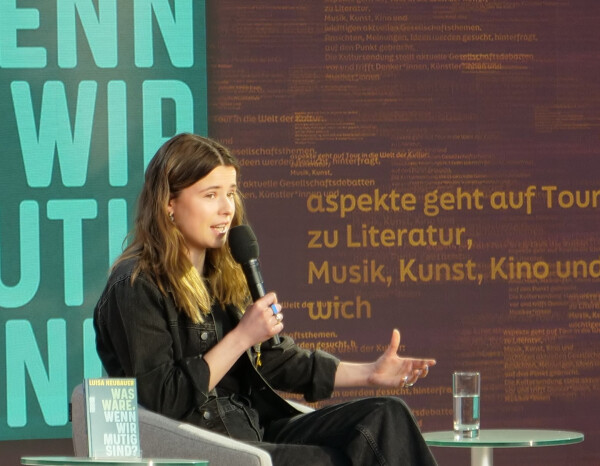 Klimaaktivistin: Luisa Neubauer sitzt in einer TV-Talk-Show und diskutiet.