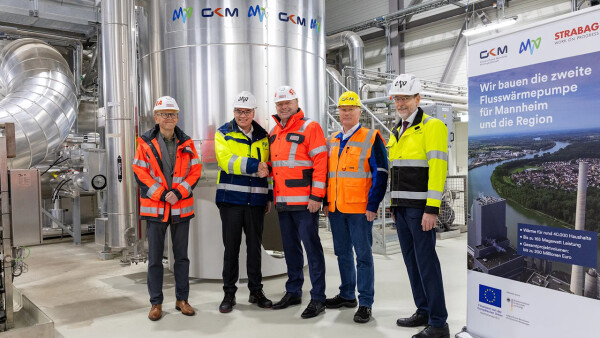 Im Bild v.l.n.r.: Thomas Büchner, Geschäftsführer STRABAG Umwelttechnik GmbH; Dr. Gabriël Clemens, Vorstandsvorsitzender MVV; Christian Sadleder, Vorstand der STRABAG AG Österreich, Head of Energy Infrastructure; Thomas Hörtinger, Technikvorstand GKM; Dr. Hansjörg Roll, Technikvorstand MVV.