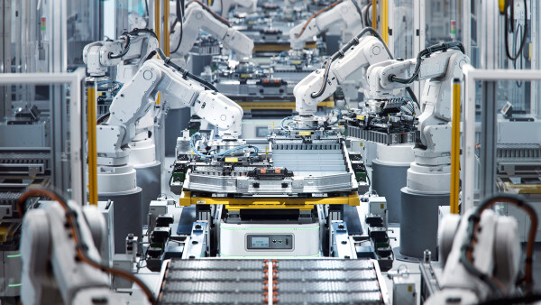 Automatisierte Produktion: Industrieroboter bauen Lithium-Ionen-Batterien zusammen.