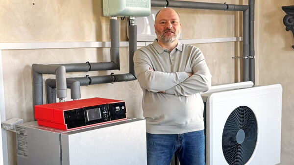 Peter Brecklinghaus im Showroom seiner Firma HHS.