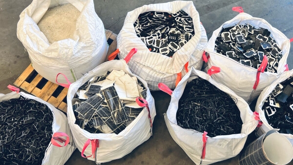 Ausrangierte Solarmoldule warten aufs Recycling.