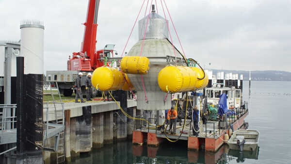 Feldversuch am Bodensee: Forschende des Fraunhofer IEE testen die Tauglichkeit einer Betonkugel als Stromspeicher.