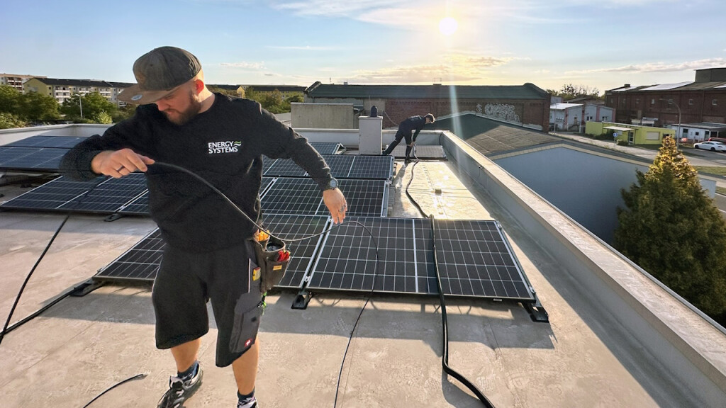Sonnige Aussichten: Auf dem Hallendach von Energy Systems installieren die eigenen Mitarbeiter eine Photovoltaikanlage.