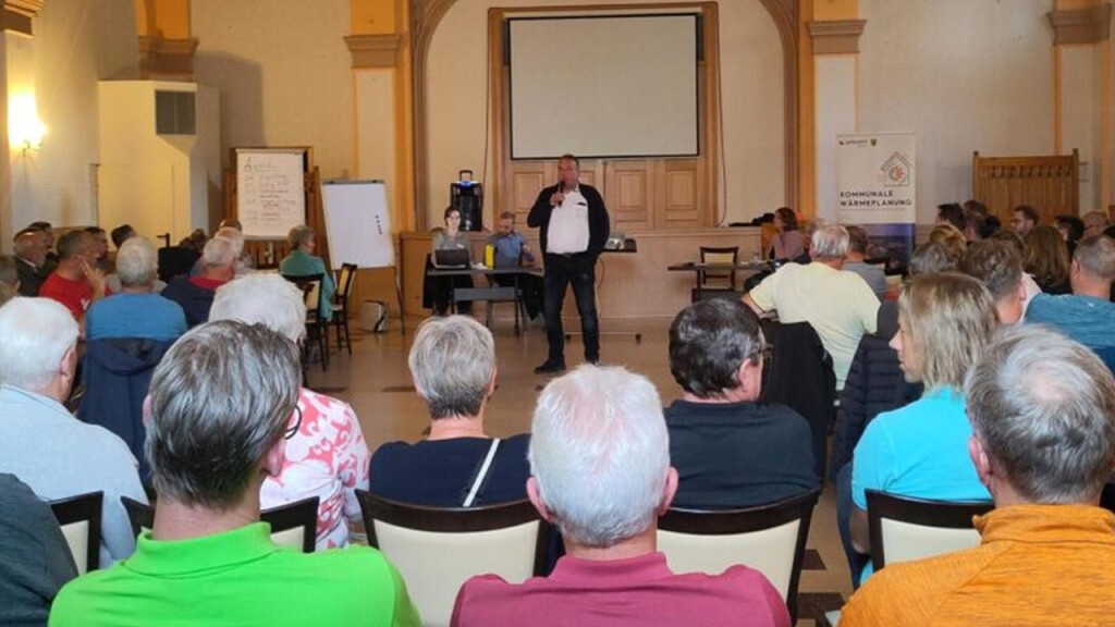 Der Bürgermeister hält eine Rede vor der Gemeinde.