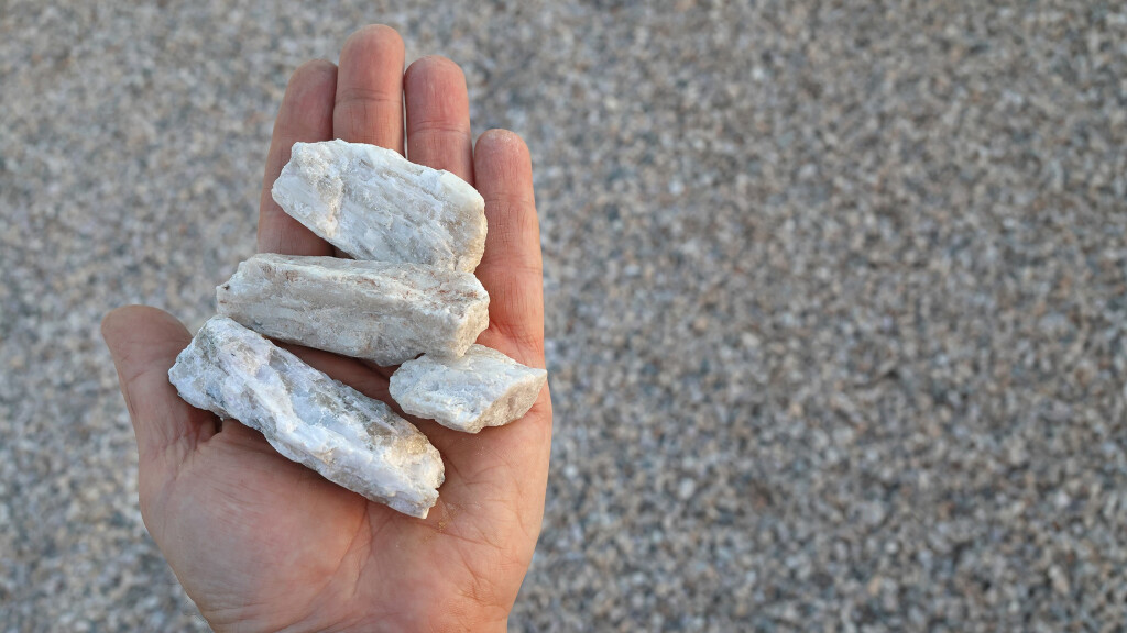 Mit Lithium durchsetztes Stück Erz, das in der Region Zinnwald entdeckt wurde.