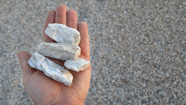 Mit Lithium durchsetztes Stück Erz, das in der Region Zinnwald entdeckt wurde.