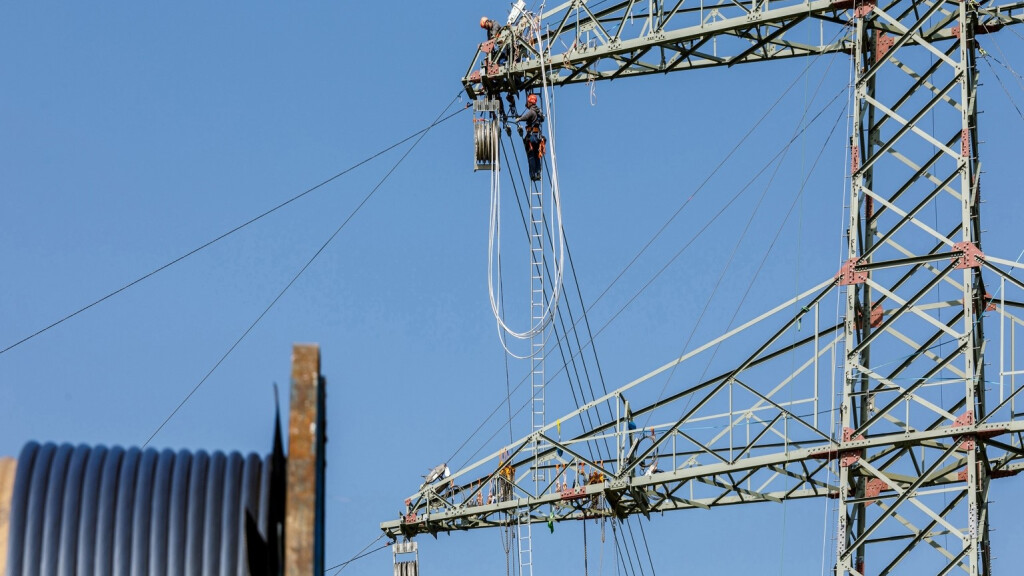Es geht voran mit dem Ausbau der Stromtrassen: Seilzug an einer Freileitung des Ostbayernrings.