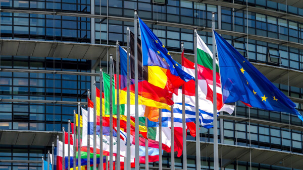 Europäische Flaggen wehen vor dem Sitz des Europäischen Parlaments in Straßburg.