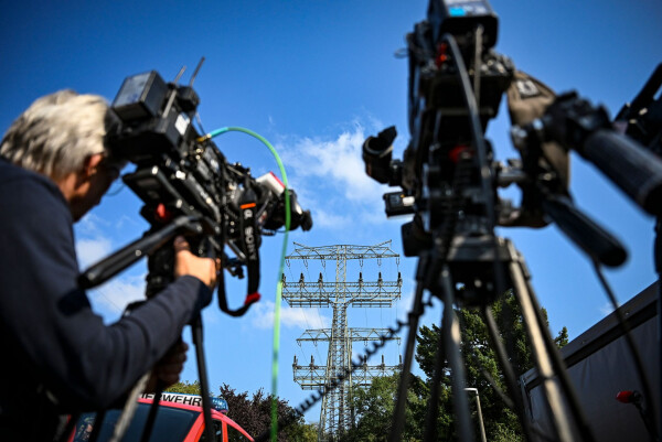 Grund für den stundenlangen Stromausfall ist ein Brandanschlag auf Strommasten und Kabel.