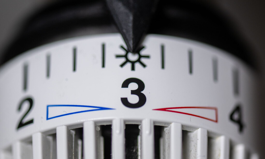 Das Thermostat einer Heizung steht auf Stufe drei, das entspricht rund 20 Grad Raumtemperatur - in vielen Ministerien Höchsttemperatur (Symbolfoto)