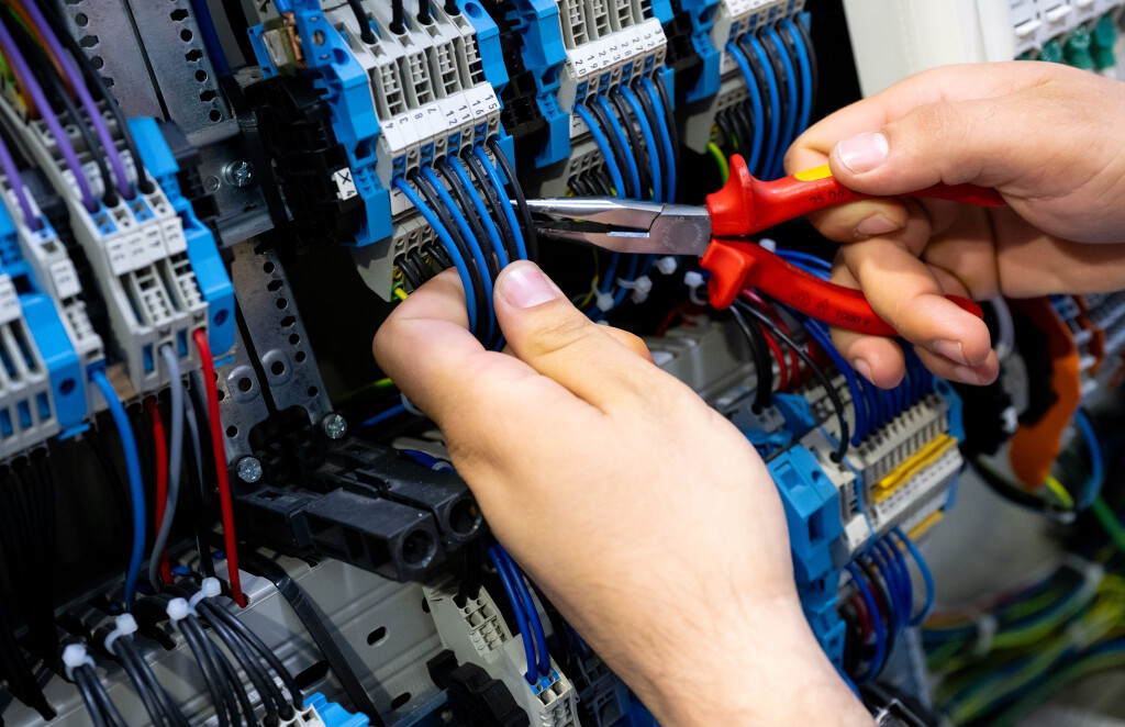 Ein Unbekannter machte sich in der Nacht an einem Stromkasten zu schaffen. (Symbolbild)