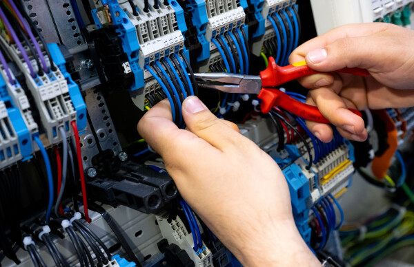 Ein Unbekannter machte sich in der Nacht an einem Stromkasten zu schaffen. (Symbolbild)