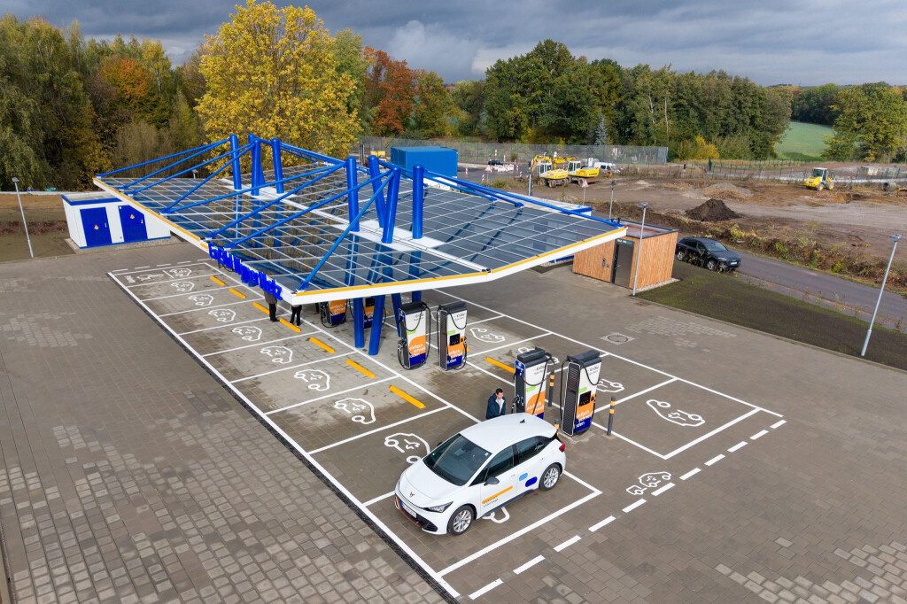 Das Energieunternehmen EnBW hat in Klipphausen bei Dresden einen Schnellladestandort mit Photovoltaik-Park eröffnet.