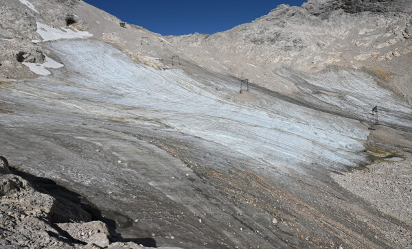 Der Klimawandel trifft auch Deutschland. Hier ein schmelzender Gletscher auf der Zugspitze.