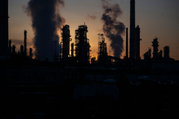 Raffinerie in Deutschland: Preise für Rohöl auf dem Weltmarkt kräftig gestiegen.