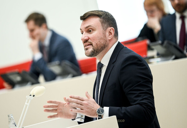 Brandenburgs Wirtschaftsminister Daniel Keller (SPD) wirbt für eine Steuerung des Ausbaus der Windenergie.