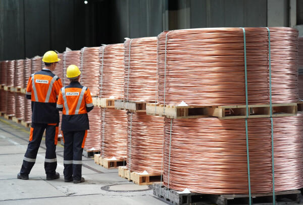 Aufgewickelte Kupferdrähte, sogenannte Coils, liegen im Hamburger Aurubis-Werk. (Archivbild)