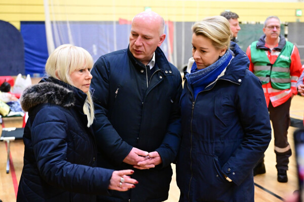 Berlins Regierender Bürgermeister Kai Wegner (mit Iris Spranger und Franziska Giffey, l.) sieht sich mit Kritik nach einem Brandanschlag auf die Stromversorgung konfrontiert. (Archivbild)