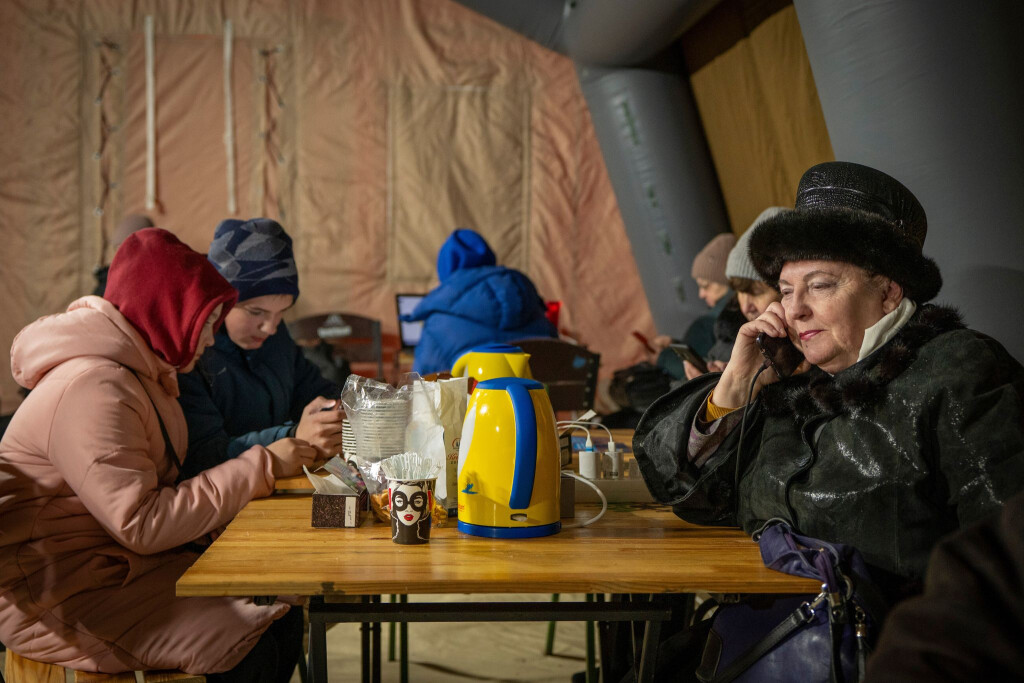 Aufwärmpunkte sollen den Ukrainern durch die schwere Zeit nach russischen Luftangriffen helfen.