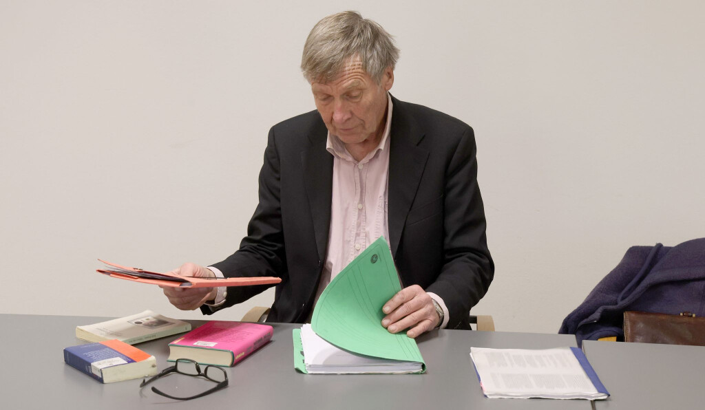 Ernst Hörmann aus Bayern stand im Rahmen eines Berufungsverfahrens erneut vor Gericht, weil er als Mitglied der «Letzten Generation» an zwei Pumpstationen eine Ölleitung von Rostock zur Raffinerie im brandenburgischen Schwedt abgesperrt beziehungsweise dies versucht hatte.