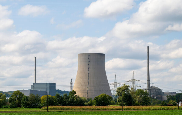 Bei den Rückbauarbeiten am stillgelegten Kernkraftwerk Isar 2 hat es eine Panne gegeben. (Archivbild)