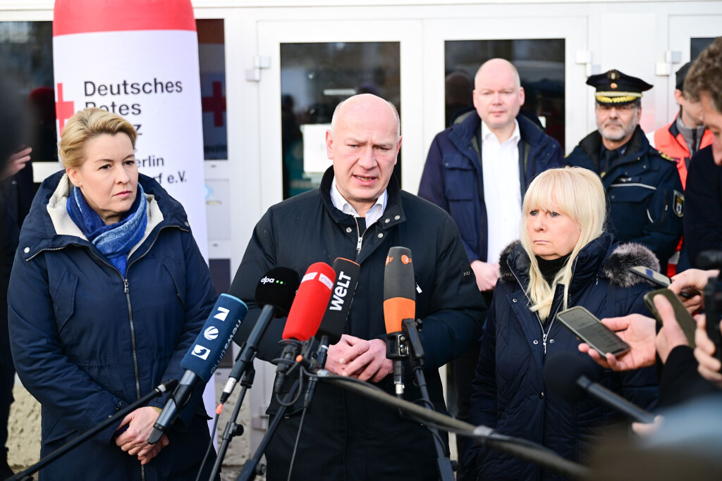 Berlins Regierender Bürgermeister Kai Wegner (CDU) besuchte Menschen in einer nach dem Stromausfall eingerichteten Notunterkunft und trat anschließend vor die Presse.