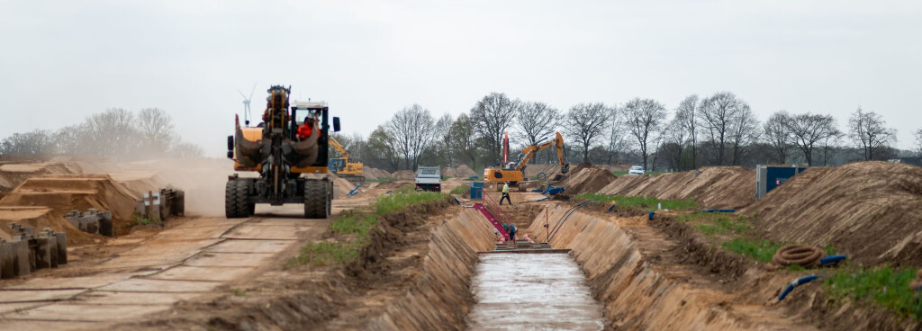 Landwirtschaftsverbände aus Niedersachsen, NRW und Hessen haben mit dem Übertragungsnetzbetreiber Amprion eine Rahmenregelung für die Umsetzung von Erdkabelprojekten vereinbart. (Archivbild)