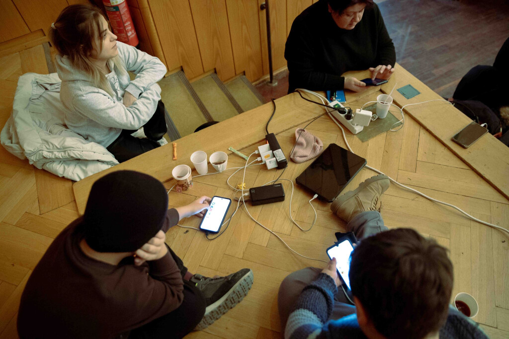 Um ihre Mobiltelefone aufzuladen, kommen Einwohner der vom Stromausfall betroffenen Gebiete im Südwesten Berlin ins Rathaus Zehlendorf.