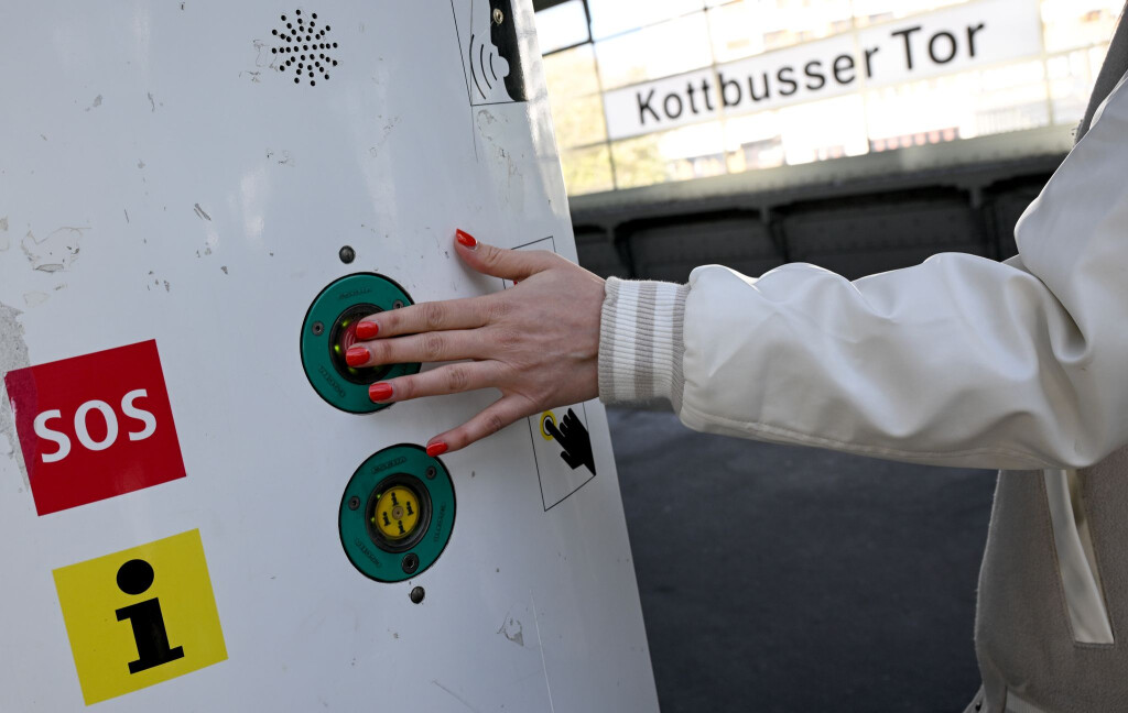 An den Notruf- und Informationssäulen der BVG lässt sich Hilfe rufen. (Archivbild)
