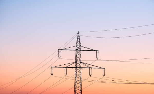 Mit Notfallplänen und Überungen rüsten sich die Netzbetreiber gegen mögliche Anschläge auf Stromleitungen. (Symbolfoto)