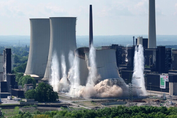 Ein Knall und wieder ist ein Teil von einem Kohlekraftwerk Geschichte: In Gelsenkirchen sind zwei Kühltürme eines alten Kraftwerks gesprengt worden.