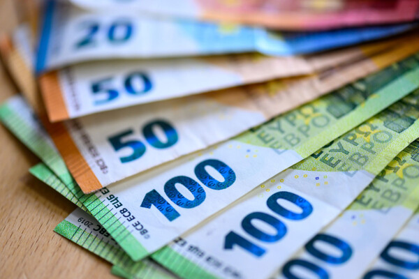 Wer hat die Chance auf die geplante steuerfreie Entlastungsprämie von bis zu 1.000 Euro? (Symbolbild)