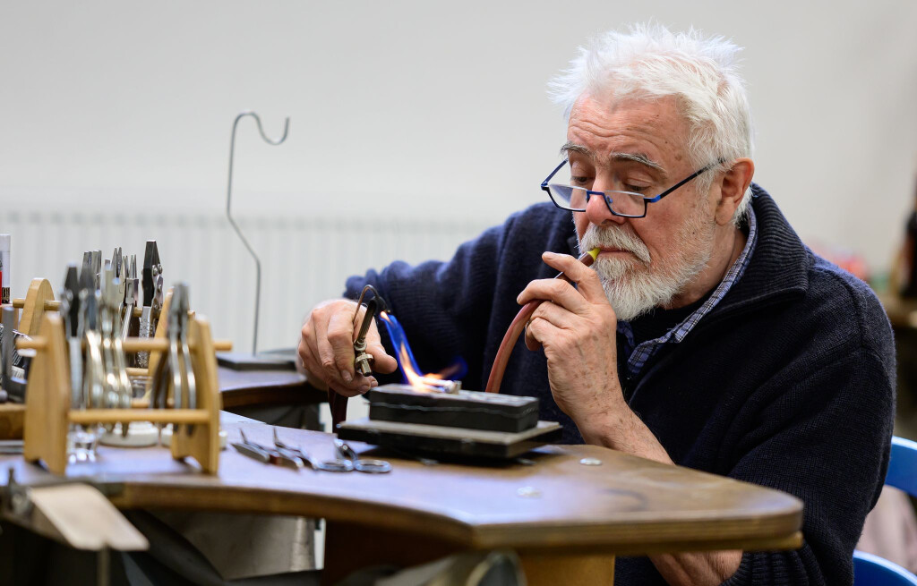 Goldschmied Peter Reddersen arbeitet seit mehr als 40 Jahren in seiner Werkstatt auf dem Werkhof Kukate.