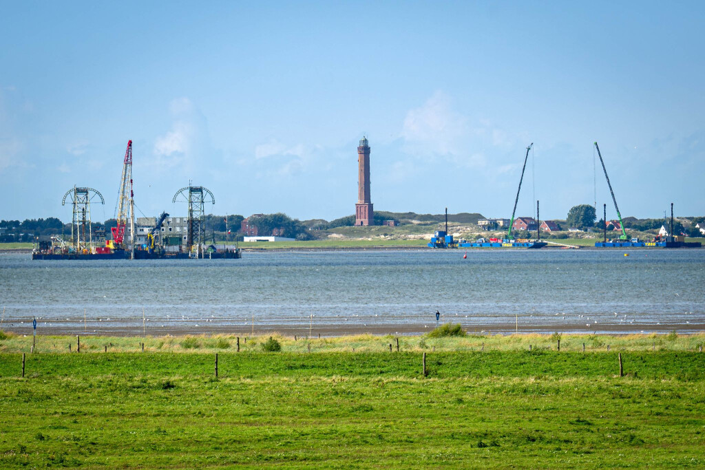 Vom Festland aus ist das Kabelverlegeschiff «Barbarossa» im Watt vor Norderney zu sehen.